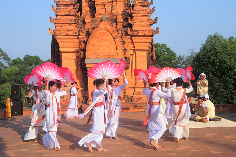 Về Nha Trang thăm tháp Bà xem múa Chăm